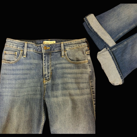 Abercrombie & Fitch The Flare Ultra High Rise Jeans Medium Wash NWOT Size 28/6 - Picture 3 of 8